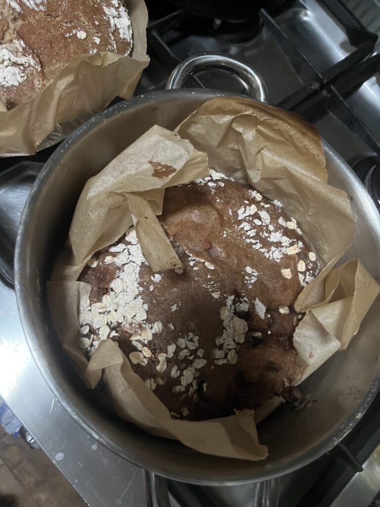 Zuurdesem rozijnenbrood afgebakken