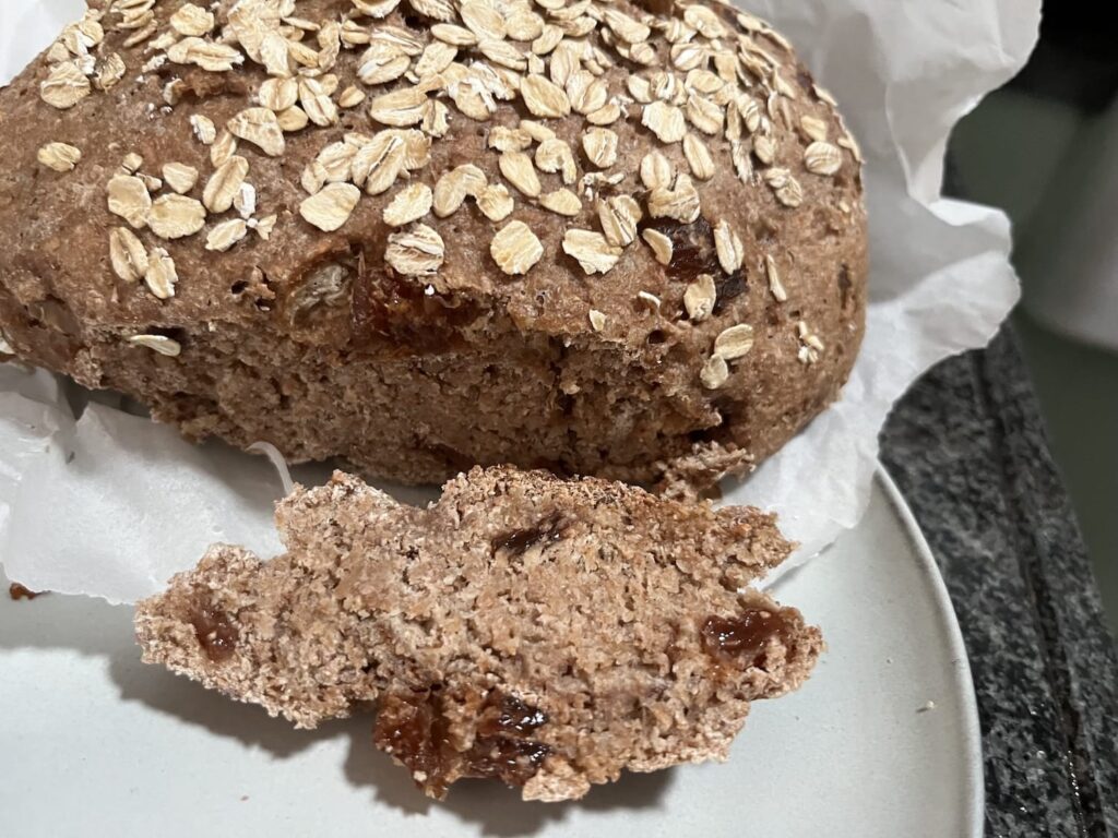 Muesli notenbrood spelt volkoren desem afgesneden