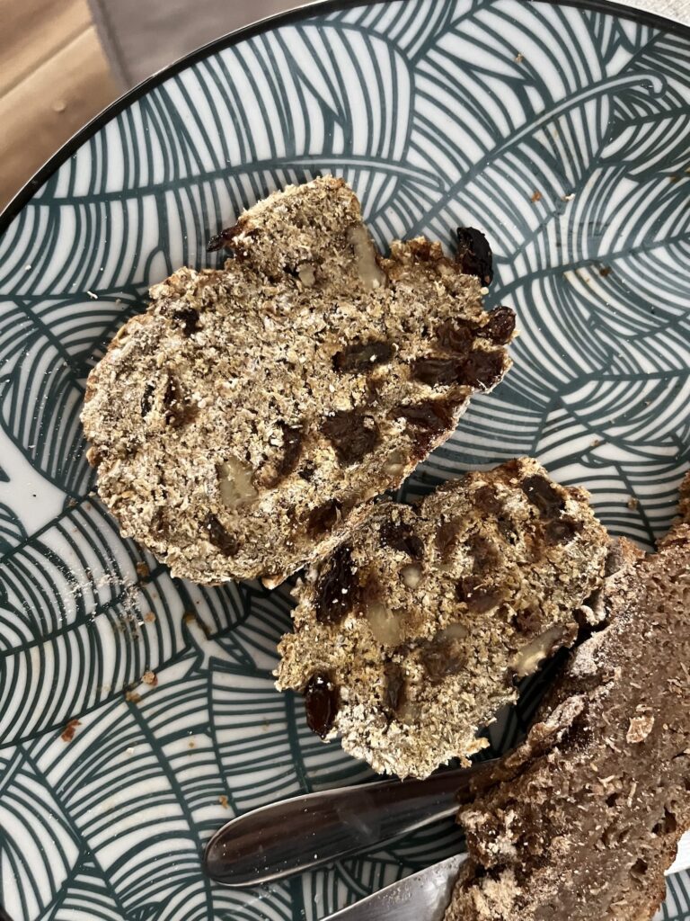 Desem haverbrood met rozijen gesneden