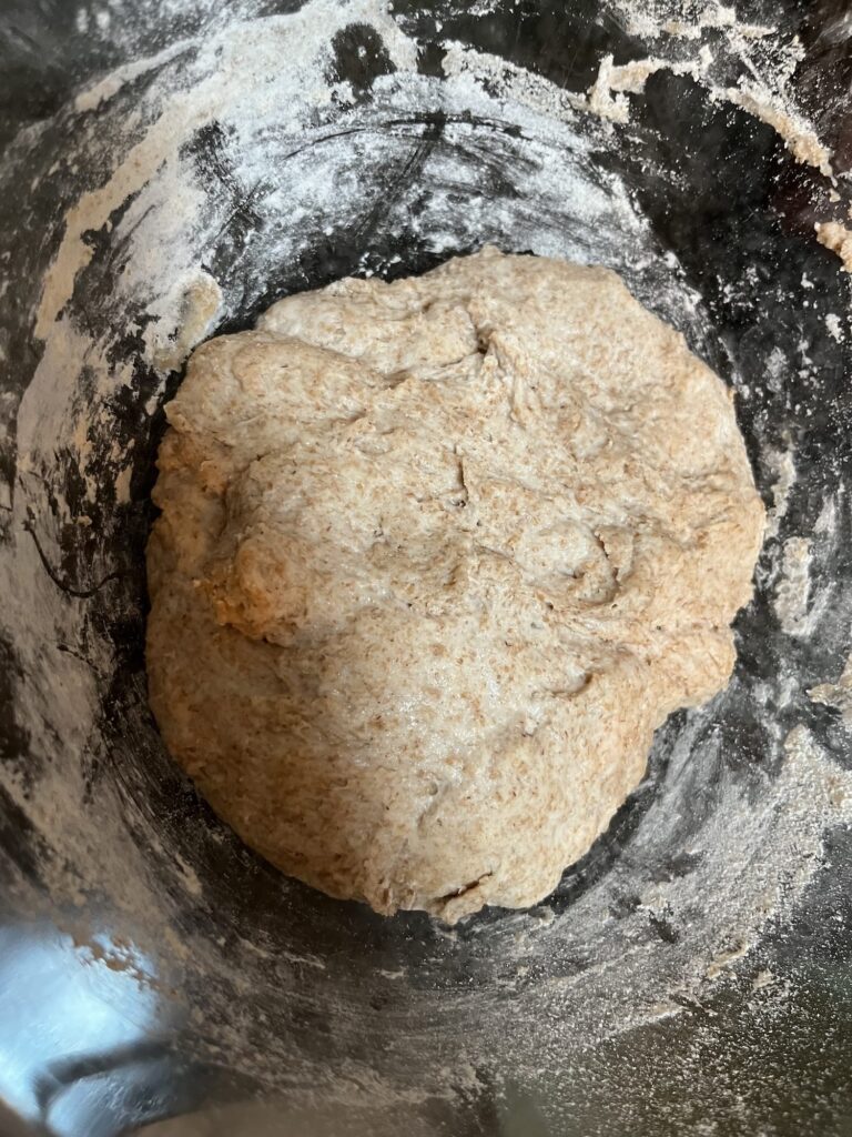 Desemdeeg in een mengkom, klaar om te rijzen voor de panpizza